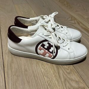 Tory Burch white lace up sneaker, tennis shoe, size 8.